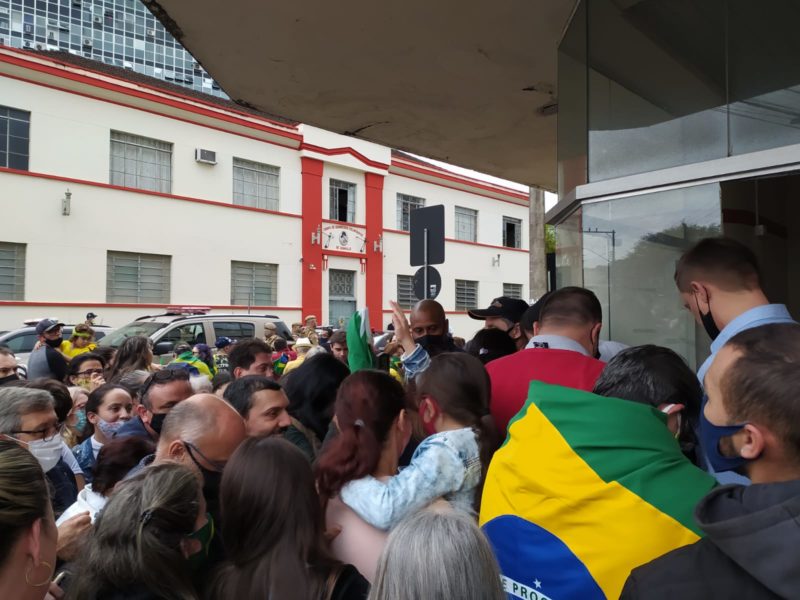 Apoiadores recepcionam Bolsonaro na sede do Corpo de Bombeiros Voluntários de Joinville