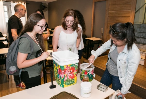 Foto do projeto de antes da pandemia mostra doa&ccedil;&atilde;o de &oacute;leo – Foto: Re&Oacute;leo Festival/Divulga&ccedil;&atilde;o/ND