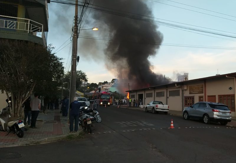 Chamas iniciaram no fim da tarde desta quarta-feira (4). – Foto: Reprodução/Internet