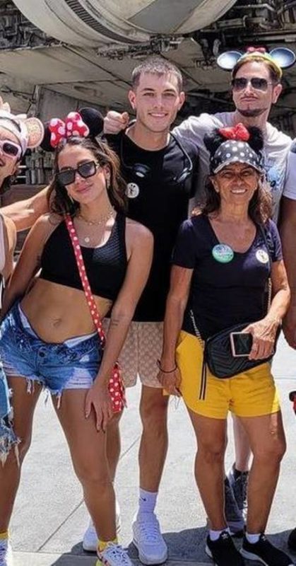 A cantora posou na companhia do suposto affair, da m&atilde;e e de amigos – Foto: Reprodu&ccedil;&atilde;o Instagram