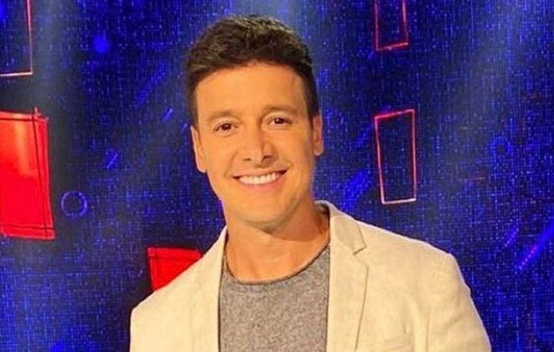 na imagem aparece o apresentador Rodrigo Faro sorridente em programa