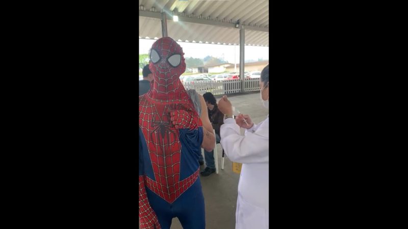 Homem-Aranha foi flagrado em Gaspar tomando a vacina