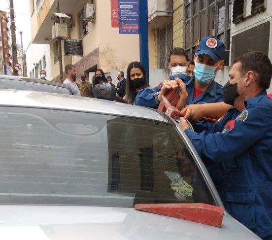 Beb&ecirc; de tr&ecirc;s foi retirada do carro pelo Corpo de Bombeiros em Tubar&atilde;o, no Sul de SC – Foto: Divulga&ccedil;&atilde;o/ND