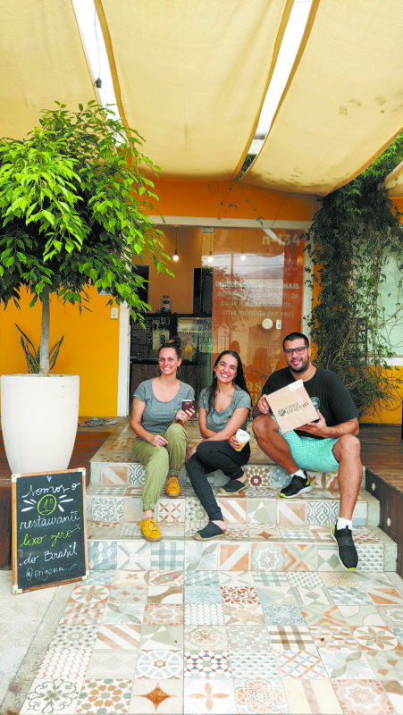 A ge&oacute;grafa Joana Wosgraus C&acirc;mara, a engenheira ambiental Alexandra Lemos e o publicit&aacute;rio Arthur Ferreira dos Santos se uniram em torno do projeto sustent&aacute;vel que ganhou a certifica&ccedil;&atilde;o de primeiro restaurante Lixo Zero do Brasil – Foto: Divulga&ccedil;&atilde;o/ND
