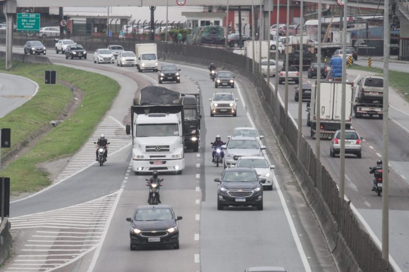 Por seguran&ccedil;a, PRF monta projeto para tirar motos na BR-101 das vias principais e mant&ecirc;-los nas marginais – Foto: Leo Munhoz/ND