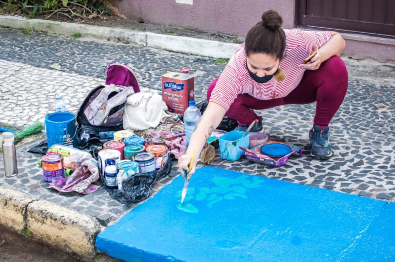 Gugie Cavalcanti dando forma à intervenção artística no bairro Ingleses &#8211; Foto: Tito Pereira/Trato Pelo Capivari/Divulgação/ND