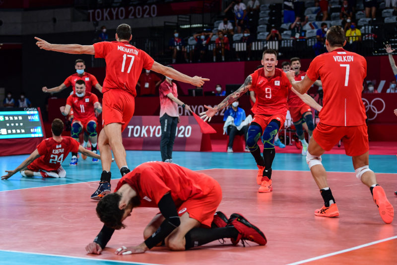 Russos comemoram vaga na final no v&ocirc;lei – Foto: Yuri Cortez / AFP