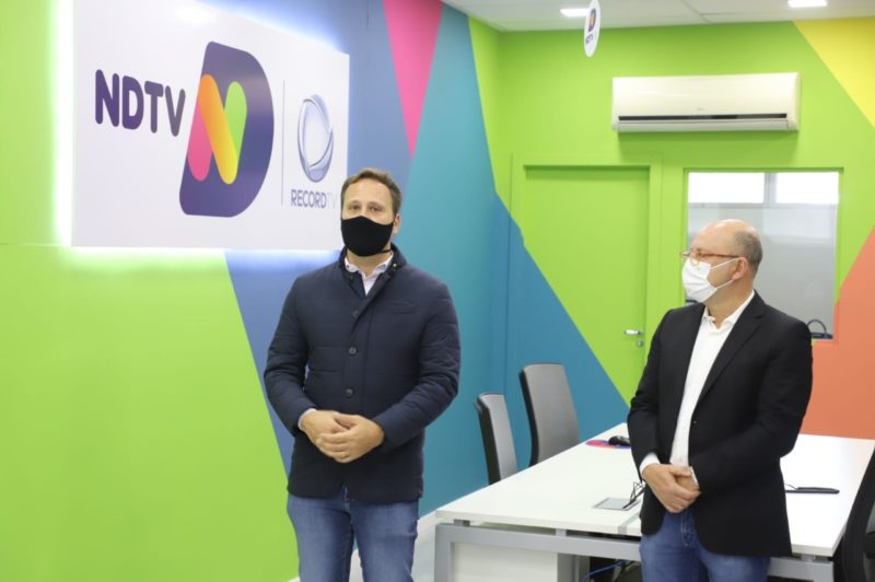 O prefeito de Joinville, Adriano Silva, conheceu, nesta segunda-feira (2), a nova redação integrada multiplataforma da NDTV Record Joinville. O prefeito foi recebido pelo presidente do Grupo ND, Marcello Petrelli, e pelo diretor regional do Grupo, Silvano Silva – Foto: Marcelo Kupick