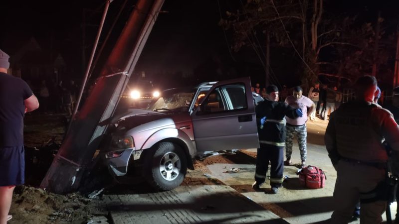 Após atingir e matar o motociclista Willian Modesto, o motorista bateu contra um poste de luz. – Foto: Bombeiros Militares/Divulgação ND