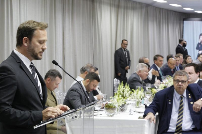 Prefeito de Joinville, Adriano Silva, durante discurso no Perini – Foto: Rogério da Silva / Prefeitura de Joinville