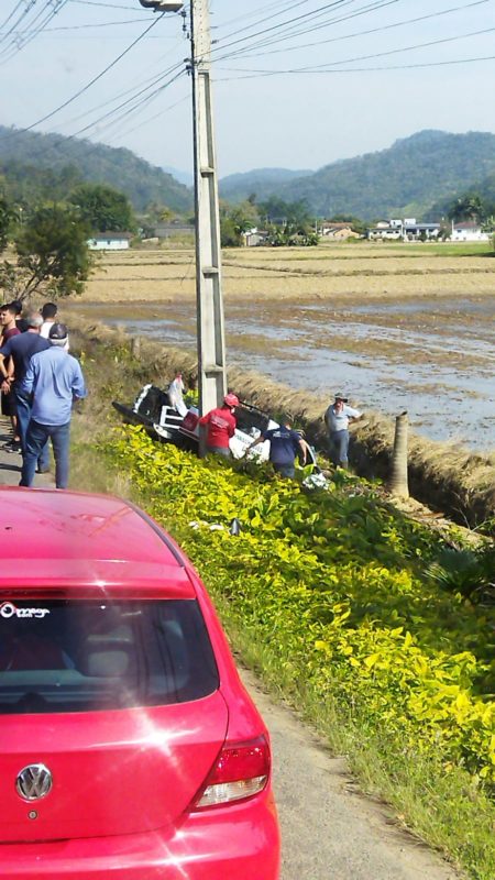 Saveiro caiu à margem da rodovia após o acidente. – Foto: Internet/Divulgação ND