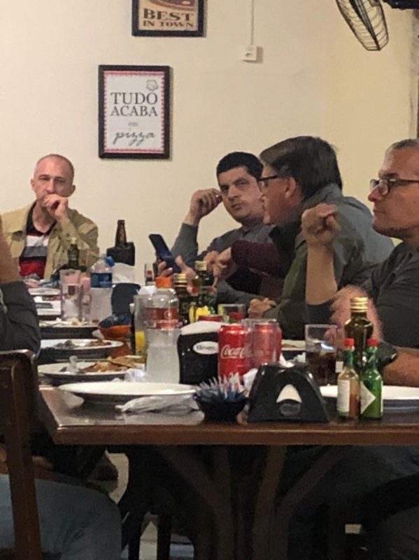 presidente bolsonaro coloca o [oculos e olha o celular