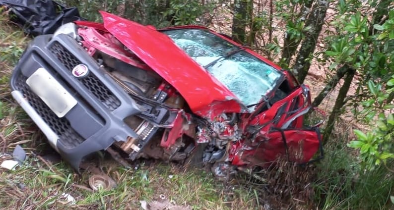 Um violento acidente na BR-280 deixou um morto e um ferido na localidade Encruzilhada, em Canoinhas, no Planalto Norte. O acidente ocorreu por volta das 14 horas da tarde desta sexta-feira (13) – Foto: Bombeiros de Canoinhas/Divulgação/ND