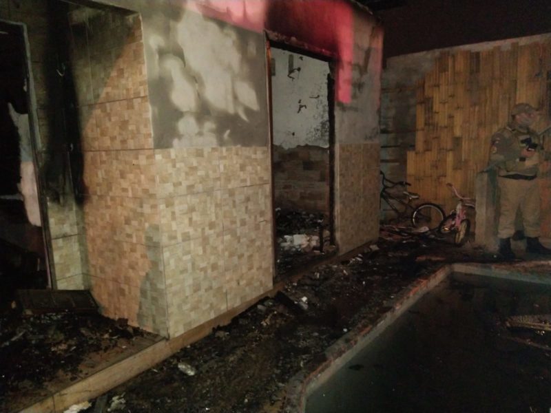 Casa ficou destruída após o crime registrado ne sexta-feira (13) em Criciúma &#8211; Foto: Divulgação ND