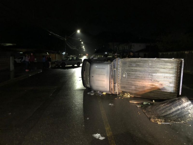 acidente e carro capotou