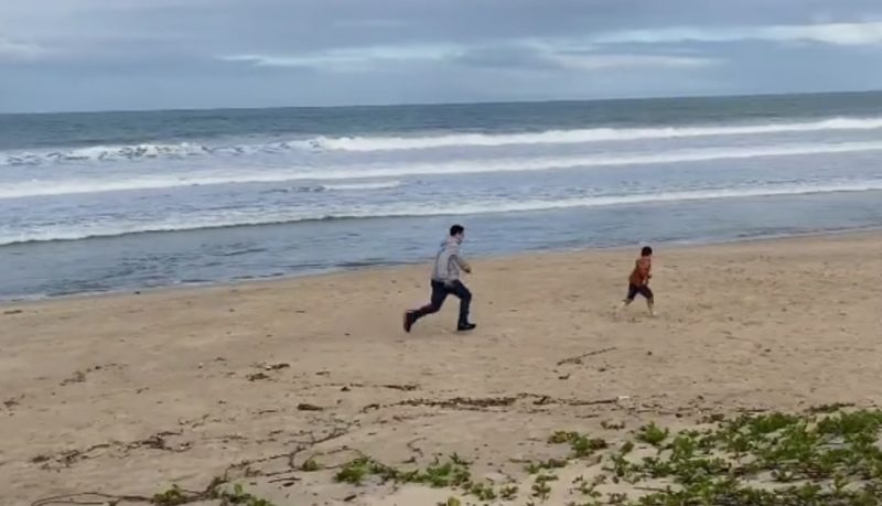 Filho e neto da costureira Beatriz brincaram na praia, “como ela faria” – Foto: Internet/Reprodução/ND
