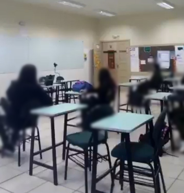 Os alunos fizeram uma brincadeira durante o intervalo da aula. – Foto: Redes sociais