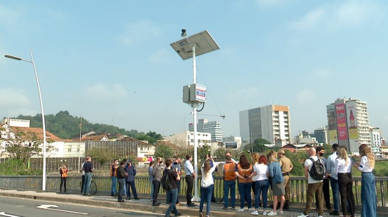 Prefeitura de Blumenau entrega novo sensor de monitoramento do n&iacute;vel do rio Itaja&iacute;-A&ccedil;u – Foto: Vinicius Bretzke/NDTV