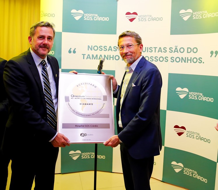 Rubens Jos&eacute; Covello, CEO do IQG (Health Services Accreditation) entrega a placa da certifica&ccedil;&atilde;o ao diretor geral do hospital, Luiz Gonzaga Coelho – Foto: Divulga&ccedil;&atilde;o/ND