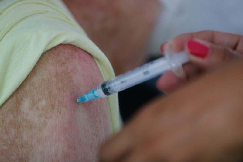 Orientação é que pacientes que receberam doses do lote interditado sejam monitorados por 30 dias – Foto: Tânia Rêgo/Agência Brasil/Divulgação/ND