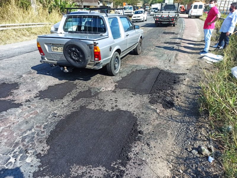 Prefeito de Rodeio, no M&eacute;dio Vale do Itaja&iacute;, promove opera&ccedil;&atilde;o tapa-buraco na BR-470 – Foto: Valcir Ferrari/Arquivo Pessoal