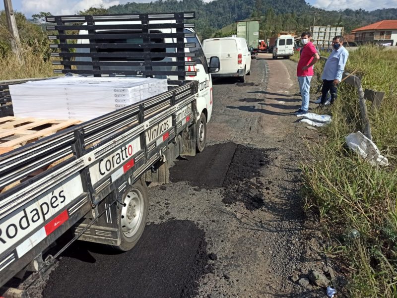 Prefeito de Rodeio, no M&eacute;dio Vale do Itaja&iacute;, promove opera&ccedil;&atilde;o tapa-buraco na BR-470 – Foto: Valcir Ferrari/Arquivo Pessoal