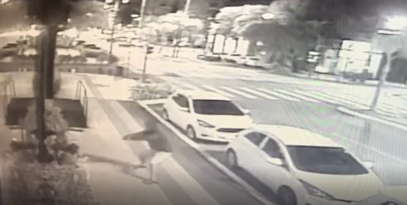 Imagens da câmera de segurança mostram o momento em que o homem dispara contra o casal sentado na calçada – Foto: Reprodução/ND