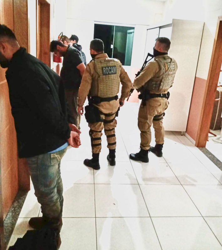 Dois brasileiros, um mexicano e um boliviano foram presos e um quinto ainda conseguiu fugir – Foto: Pol&iacute;cia Militar/Divulga&ccedil;&atilde;o