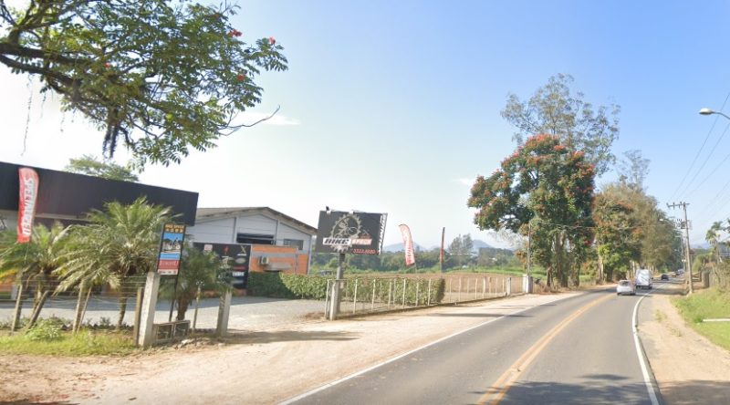 Estabelecimento em Timbó foi alvo de bandidos na madrugada da última segunda-feira (16) &#8211; Foto: Reprodução/Google Maps/ND