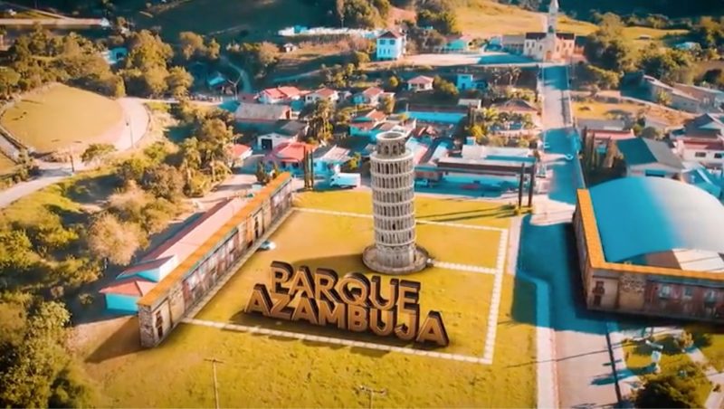 Imagem ilustra a ideia da construção da réplica da Torre de Pisa em um parque em Azambuja em Pedras Grandes, no Sul de SC &#8211; Foto: Divulgação/Prefeitura Pedras Grandes