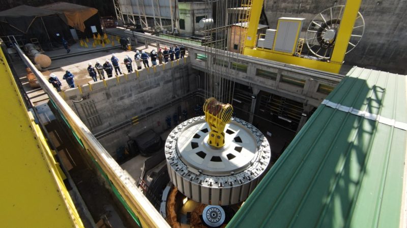 Imagem mostra a construção da Usina