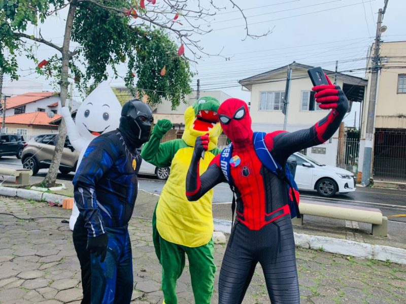 Super-her&oacute;is marcaram presen&ccedil;a no Sunset Vacina BC, neste s&aacute;bado (28) – Foto: Prefeitura de Balne&aacute;rio Cambori&uacute;/Divulga&ccedil;&atilde;o