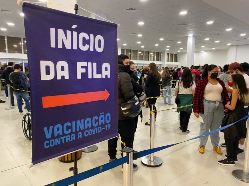 Fila de vacina&ccedil;&atilde;o no Floripa Shopping – Foto: Gustavo Bruning/ND