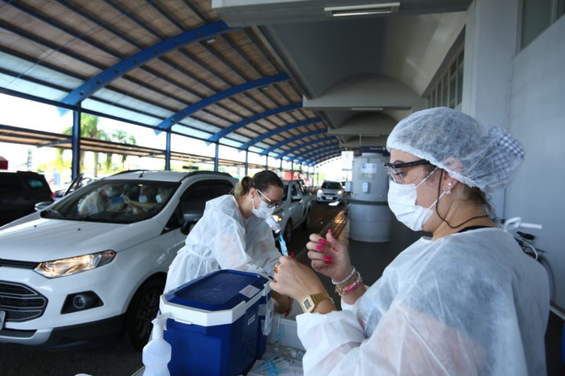 Capital come&ccedil;ou a vacinar jovens de 18 e 19 anos nesta quinta, mas pessoas mais velhas foram os que mais compareceram – Foto: Prefeitura de Florian&oacute;polis/Divulga&ccedil;&atilde;o/ND