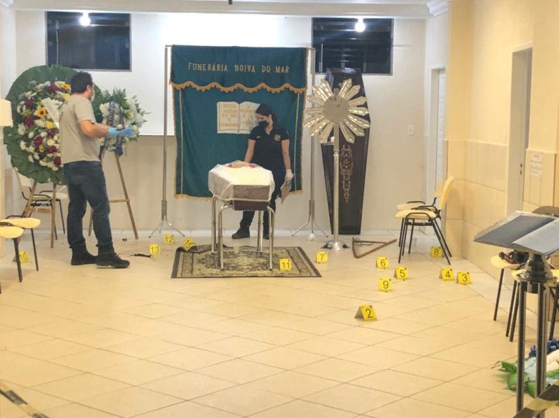 A morte de Sabrina Martins durante o velório do companheiro, em Joinville, deixou os moradores da cidade surpresos em agosto deste ano. A mulher velava o companheiro, morto com mais de 15 tiros no dia anterior, quando foi surpreendida por dois homens que entraram no local e dispararam diversas vezes contra ela. Sabrina já havia perdido outro companheiro em um crime brutal – Foto: Ricardo Alves/NDTV
