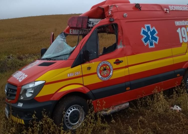 Caixas de frango se soltaram de caminhão e atingiram a ambulância que Victor conduzia no Oeste de SC – Foto: Arquivo pessoal/ND