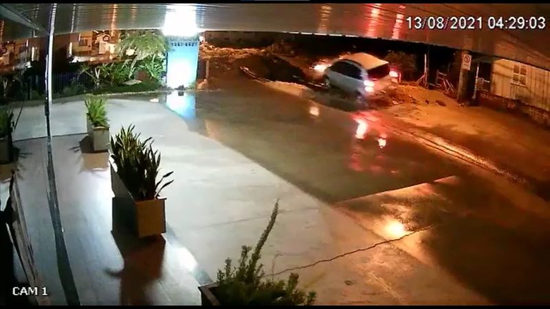 Veículo aparece em alta velocidade em vídeo feito por uma câmera de monitoramento – Foto: Reprodução/Internet/ND