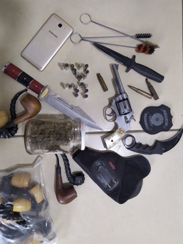 Foram apreendidas várias armas ilegais, drogas e cigarros contrabandeados &#8211; Foto: Polícia Federal/ND