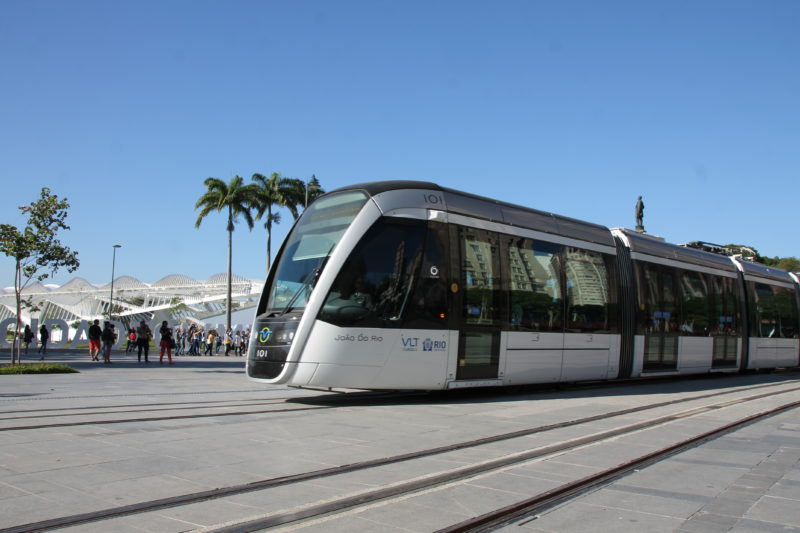 Veículo Leve sobre Trilhos, o VLT, usado no Rio de Janeiro, é apontado como solução aplicável a Florianópolis &#8211; Foto: Bruno Bartholini/Divulgação/ND