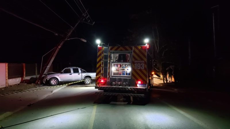 caminhonete bateu contra um poste de luz