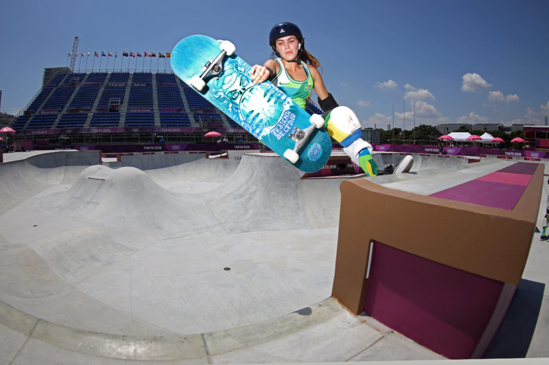 Yndiara Asp durante prova de Skate nos jogos olímpicos