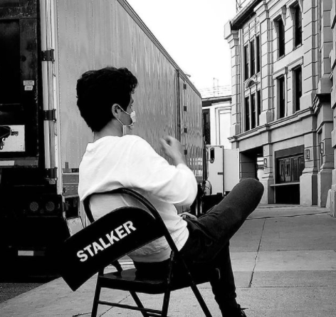 Imagem promocional de “You”, onde o ator que interpreta Joe aparece sentado em sua cadeira de stalker – Foto: Internet/Divulga&ccedil;&atilde;o/ND