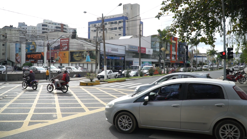 Mulher &eacute; arremessada de carro e fica ferida em Tubar&atilde;o. – Foto: Christian Ayala / Divulga&ccedil;&atilde;o ND