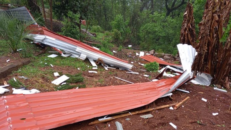 As demais cidades da região que também registraram estragos, como Chapecó, foram atingidas por temporais e vendavais. “O cone do tornado pegou apenas essa casa no interior de Guatambu, quebrou algumas árvores”, comentou Scheuer. – Foto: Piter Scheuer/ND