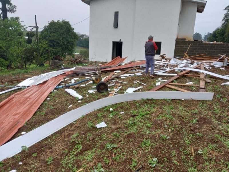 “Foi um tornado bem isolado, pontual, que atingiu parte de uma casa e deixou apenas danos materiais”, disse o especialista. Scheuer esteve no local no começo da manhã, coletou dados e enviou à Defesa Civil Municipal. – Foto: Piter Scheuer/ND