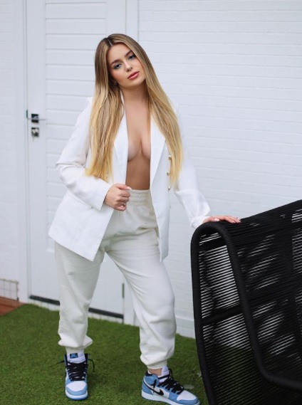 A youtuber e digital influencer Viih Tube arrancou suspiros dos admiradores ao postar fotos sem lingerie e com o decote a mostra. – Foto: Reprodução/Internet