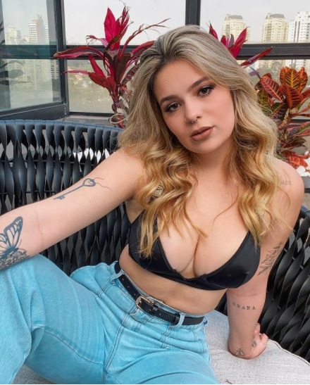 Em um dos episódios mais pesados de cancelamento, Viih Tube foi criticada após postar um vídeo em que aparece cuspindo na boca de seu gato. A publicação feita em 2016 rendeu muitas ameaças à youtuber. – Foto: Reprodução/Internet