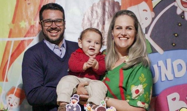 Pedro curtindo o 1&ordm; anivers&aacute;rio ao lado dos papais. – Foto: Arquivo pessoal/ Divulga&ccedil;&atilde;o ND