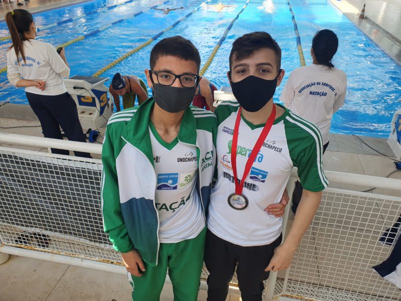 Equipe de Chapecó competiu com dois nadadores e conquistou a medalha na prova de 100m nado borboleta, com o nadador Arthur Momoli – Foto: ACN/ND