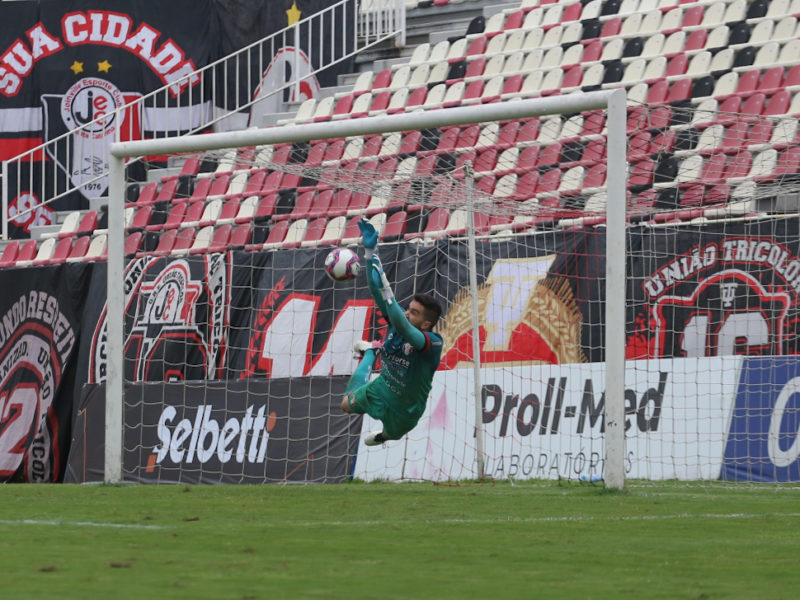 Rafael Pascoal brilhou, defendeu três cobranças e garantiu a classificação tricolor – Foto: Vitor Forcellini/JEC/Divulgação/ND